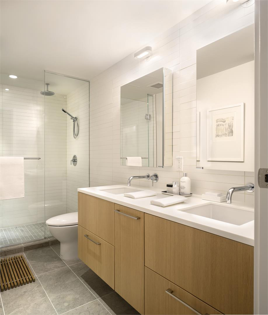 Sixth & Willow Bathroom with Surface Mounted SIDLER Diamando Mirrored Cabinet
